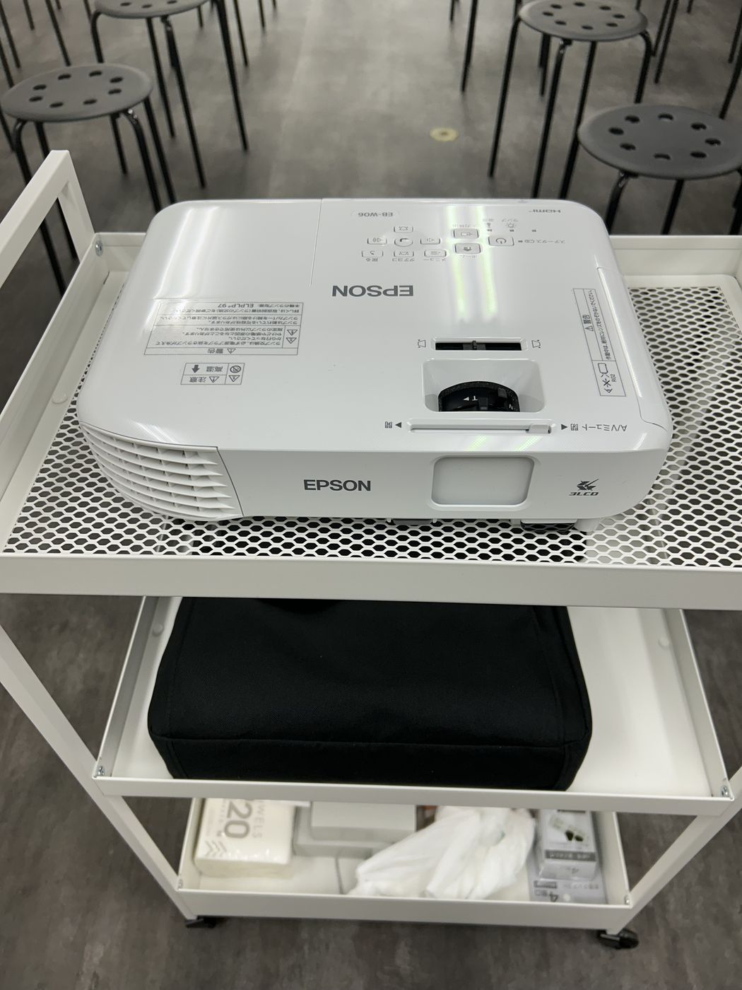 ワゴンに載せたエプソン製プロジェクター